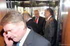 Miloš Zeman zmizel v útrobách hotelu.
