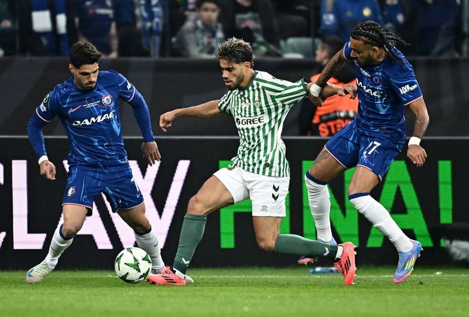 Abde Ezzalzúlí z Betisu proti hráčům Chelsea ve finále Konferenční ligy