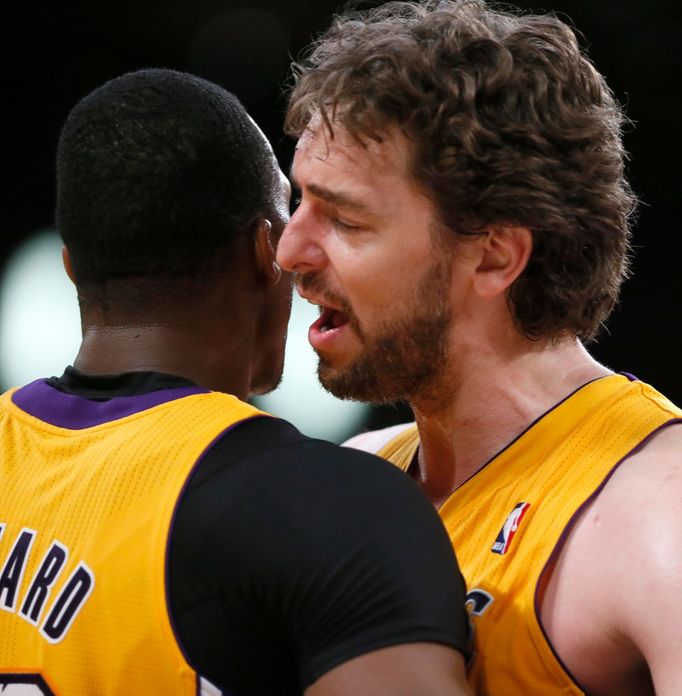 Pau Gasol a Dwight Howard se radují z vítězství Los Angeles Lakers nad Houstonem, které jim zajistilo postup do play off.