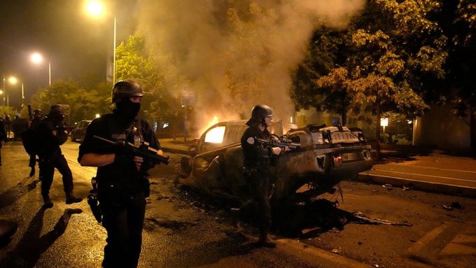 Střety demonstrantů s policií si v noci na čtvrtek vyžádaly 170 zraněných strážců zákona.