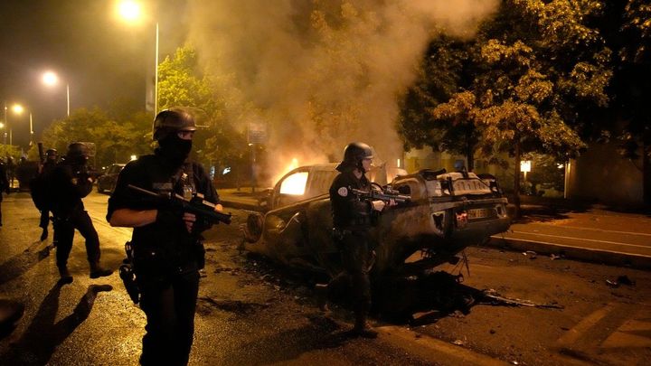 Francie čeká masivní protesty po zastřelení mladíka. Do ulic míří 40 tisíc policistů