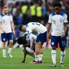 Zklamaní Angličané po porážce ve čtvrtfinále MS 2022 Anglie - Francie
