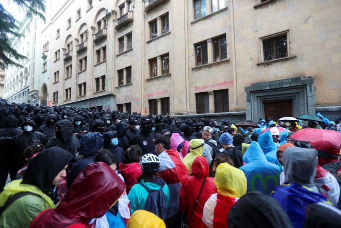 Gruzínci v Tbilisi protestují proti spornému návrhu zákona o zahraničním vlivu, snímek z 13. května 2024.