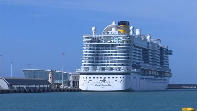 Koronavirus se objevil v na výletní lodi v Itálii. Tisíce pasažérů z ní nesmí vystoupit.
