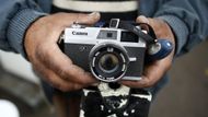 Jordan Lenin ukazuje svůj zastaralý fotoaparát Canon. V zemi žije podle odhadů 250 000 až 300 000 Romů, většinou francouzských občanů. Mají speciální status, který jim umožňuje dočasně zaparkovat své mobilní domy v místech s přípojkou k elektřině a vodě, která jsou k tomuto účelu určená.