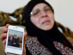 Libanonka ukazuje snímek svých příbuzných, kteří byli na palubě letadla.