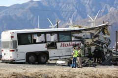 V Kalifornii naboural autobus do kamionu. Zemřelo 13 lidí, tři desítky jsou zraněny