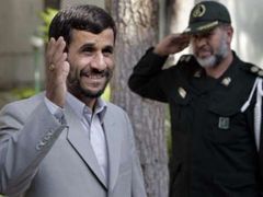 Íránský prezident Mahmúd Ahmadínežád používá agresivnější protiamerickou rétoriku než jeho předchůdce Muhammad Chátamí.