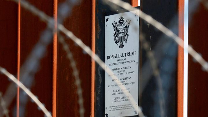 Trumpova zeď se otřásá. Část plotu na hranici s Mexikem vyvrátil vítr