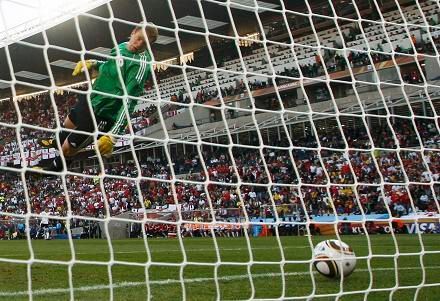 Anglie - Německo: neuznaný gól (Neuer)