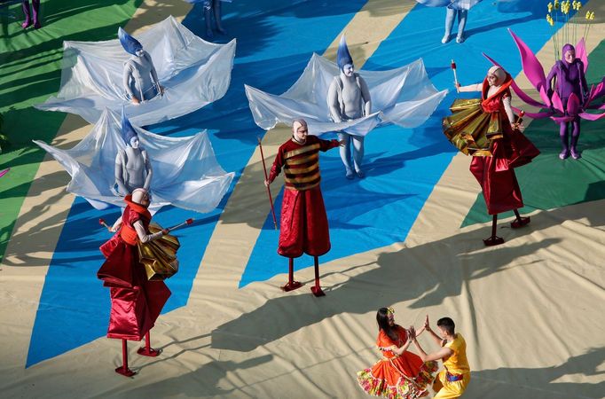 Performers take part in the 2014 World Cup opening ceremony at the Corinthians arena in Sao Paulo June 12, 2014. REUTERS/Fabrizio Bensch (BRAZIL - Tags: SOCCER SPORT WORL