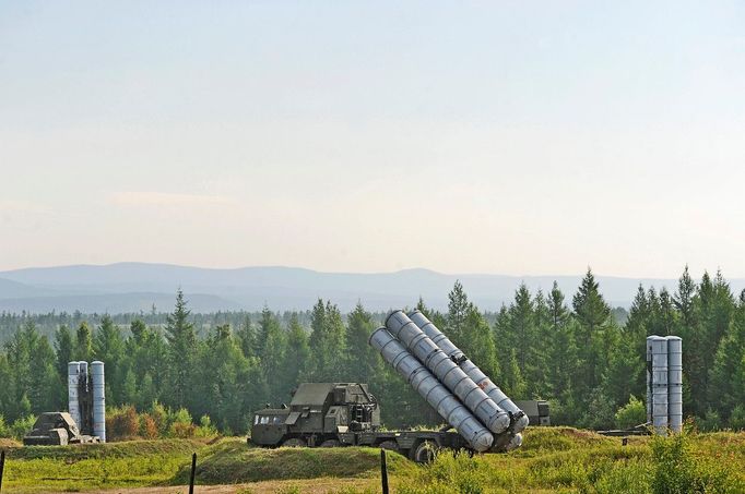 Archivní snímek ruského protiletadlového raketového systému S-300, který byl pořízený během vojenského cvičení Vostok v roce 2010.