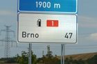 Na dálnici D55 u Kurovic vznikla na obou stranách první moderní odpočívka. Ředitelství silnic a dálnic ji otevřelo letos v létě. Už letmý pohled ukazuje, že je výrazně modernější, než na co jsou čeští motoristé zvyklí.