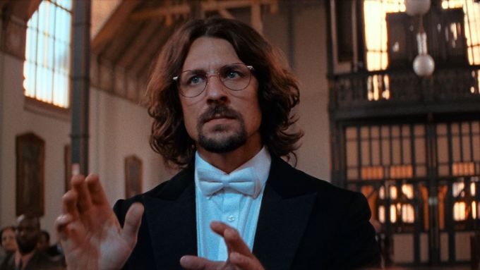 Film Sbormistr inspirovaný mj. kauzou sexuálního zneužívání v pěveckém sboru Bambini di Praga půjde do kin letos v létě.
