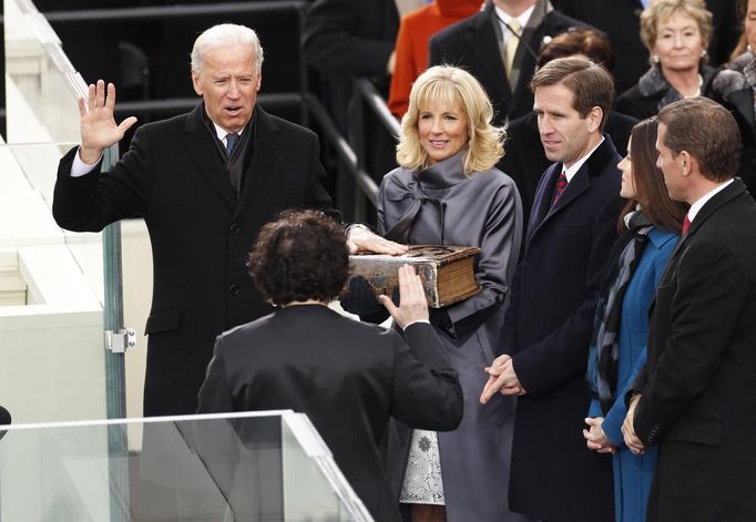 Joe Biden (vlevo) skládá slavnostní přísahu.