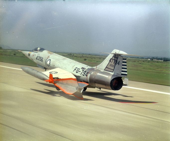 Vlečný letoun F-104 Vzdušných sil Čínské republiky (ROCAF) startující z letiště Ching Chaun Kang AB, Taichung, Tchaj-wan, v roce 1969.