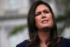 Trumpa opouští další klíčová osoba, jeho tisková mluvčí Sandersová