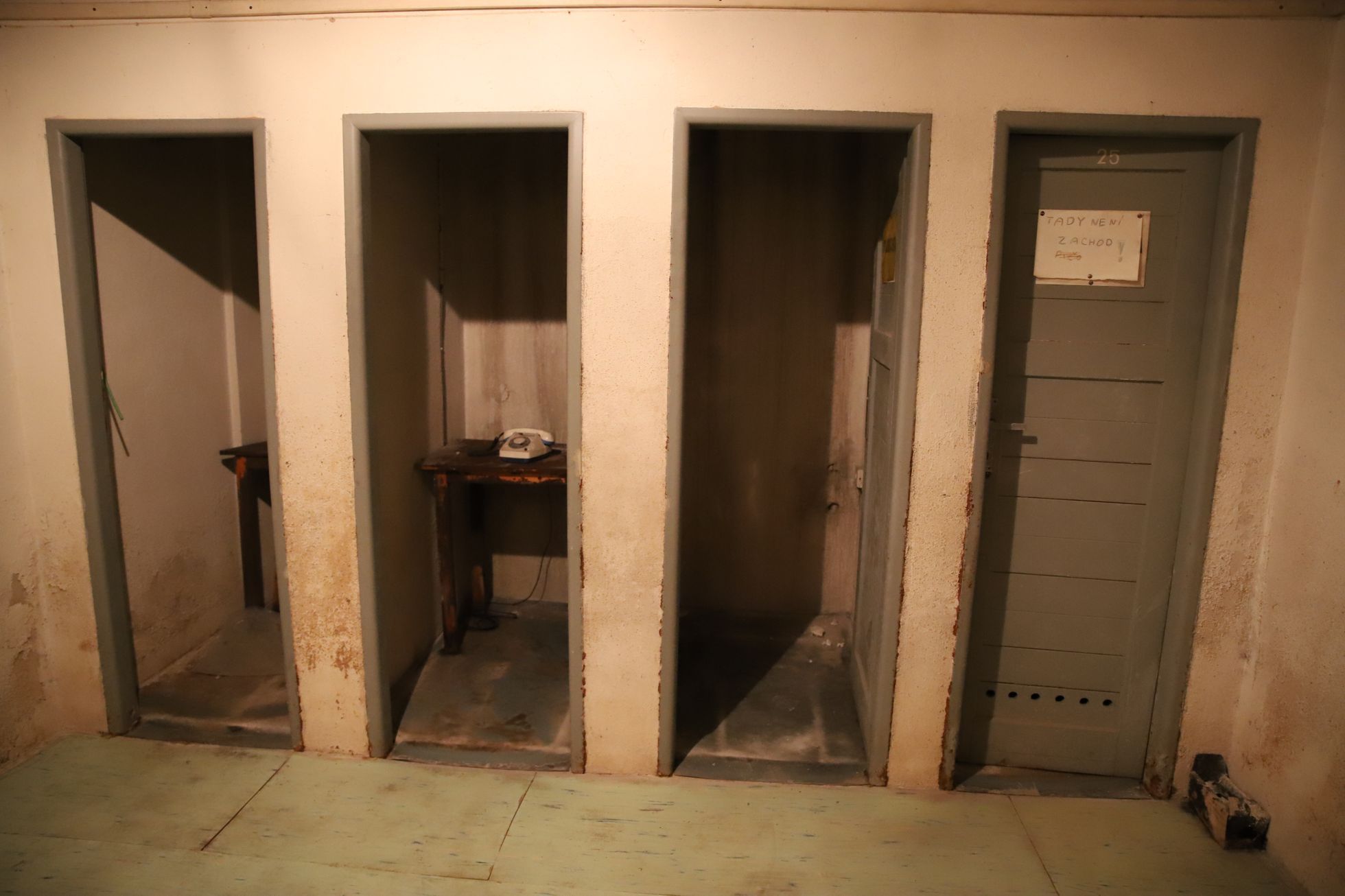 telefon operátorky spojovatelky ústředna kabiny