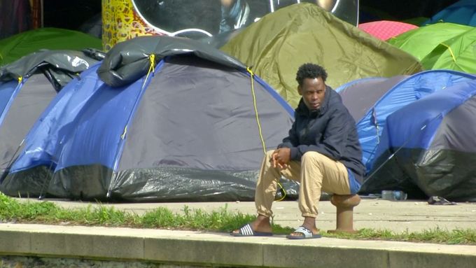 V Paříži migranti přežívají pod stanem u řeky