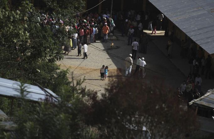 A view of a school where a man had killed two children, a 8-year-old and a 13-year-old, with a machete in Tactic, in Alta Verapaz region, some 189 km (117 miles) from Guatemala City, September 12, 2012. According to local media, the man was then lynched and burnt alive by a mob at the school. REUTERS/Jorge Dan Lopez (GUATEMALA - Tags: EDUCATION CRIME LAW) Published: Zář. 13, 2012, 1:40 dop.