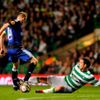 Scott McDonald (Celtic) se snaží zastavit Davida Jarolíma (Hamburk) v utkání Evropské ligy.