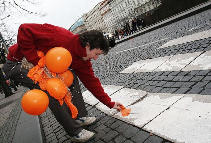 Ne všechny balónky odletěly a tak "líné" balónky organizátoři po skončení akce vzorně vysbírali z ulice.