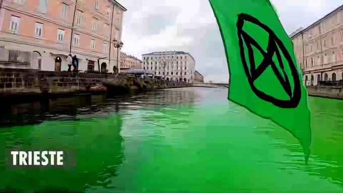 Gretě Thunbergové byl zakázán vstup do Benátek – aktivistka nalila zelené barvivo do Canal Grande