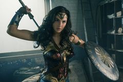 Wonder Woman má přinést do světa superhrdinů ženskost. Podle prvních reakcí se jí to podaří