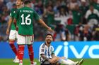Héctor Herrera a Lionel Messi v zápase MS 2022 Argentina - Mexiko