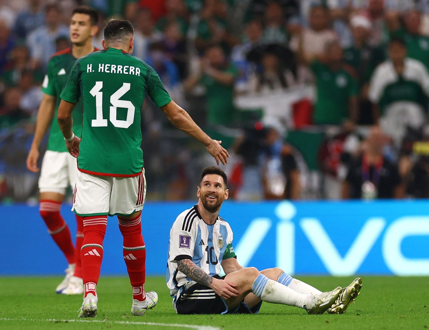 Héctor Herrera a Lionel Messi v zápase MS 2022 Argentina - Mexiko