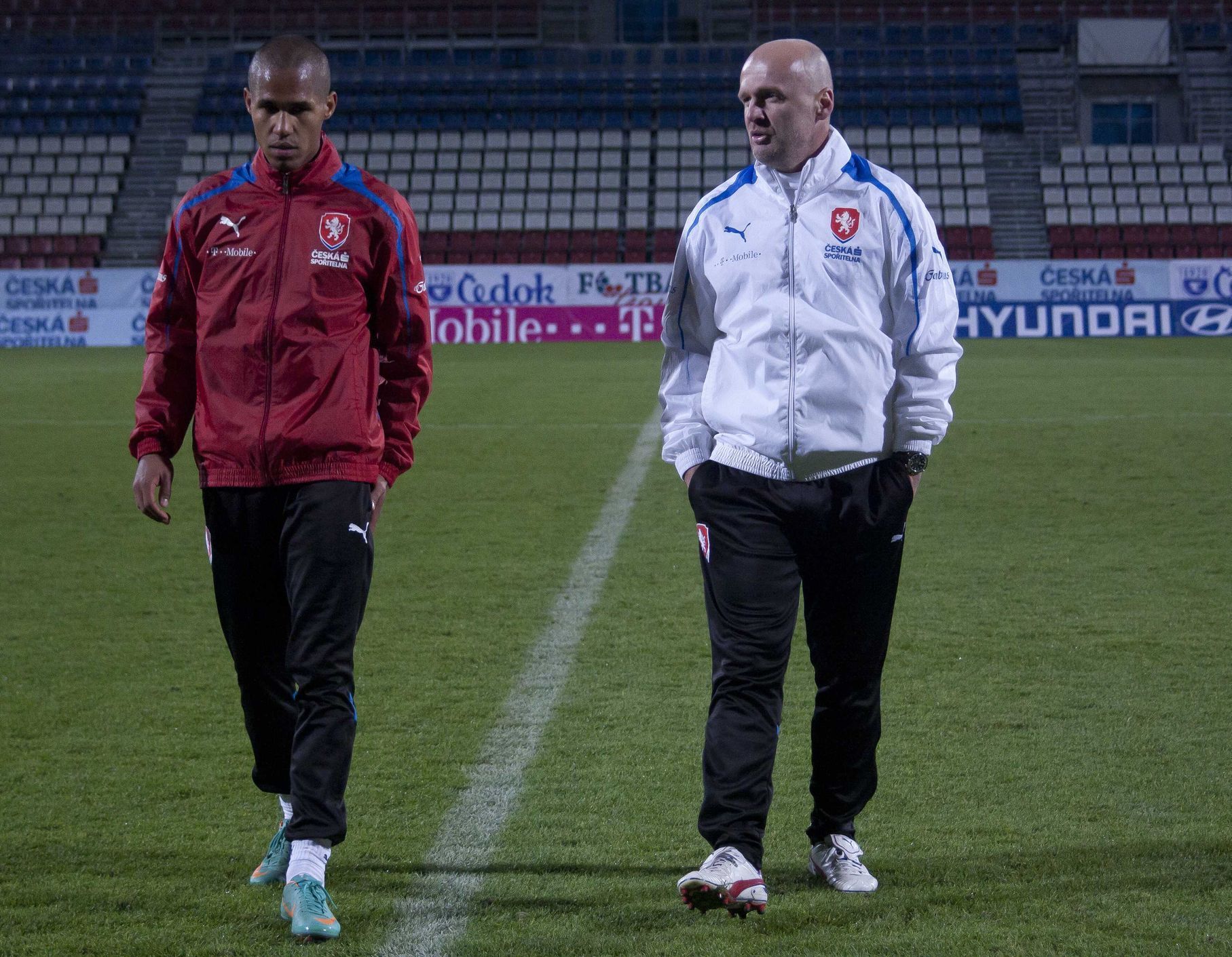 Český fotbalista Theodor Gebre Selassie s trenérem Michalem Bílkem na tréninku před přátelským utkáním se Slovenskem v Olomouci v listopadu 2012.