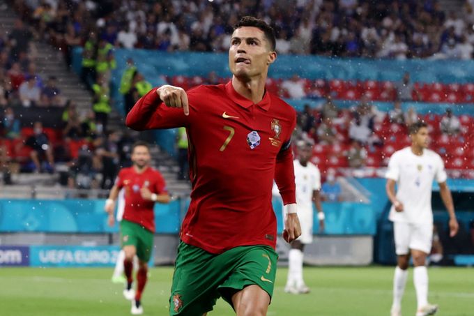 Cristiano Ronaldo slaví gól na Euru 2020.