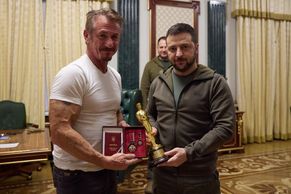 Ukrajinský prezident Zelenskyj dostal od herce Seana Penna sošku Oscara