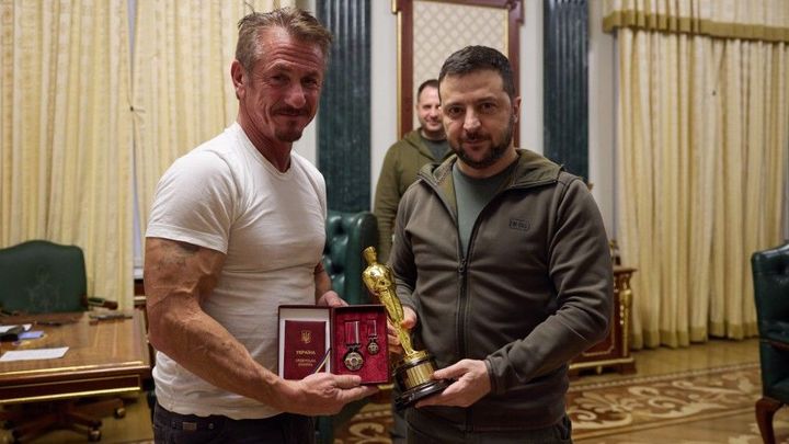 Ukrajinský prezident Zelenskyj dostal od herce Seana Penna sošku Oscara; Zdroj foto: Kancelář ukrajinského prezidenta