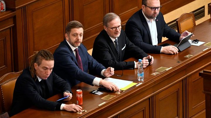 Po více než 63 hodinách debat sněmovna podpořila novelu o korespondenční volbě
