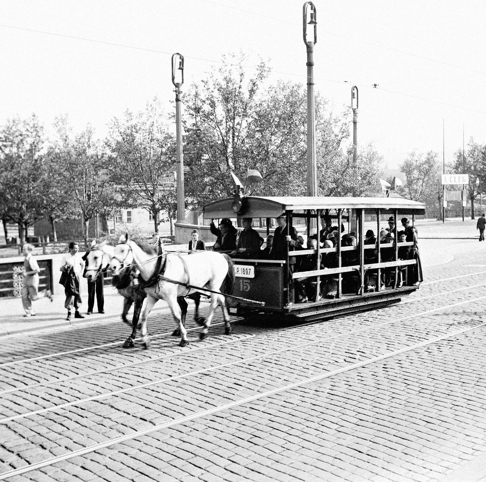 Jednorázové užití / Fotogalerie / Před 145 lety se v Praze poprvé rozjely tramvaje tažené koňmi