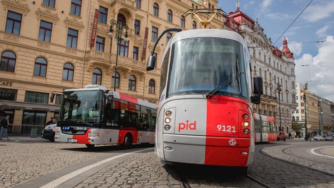 První autobus a první tramvaj v novém barevném schématu na náměstí Republiky