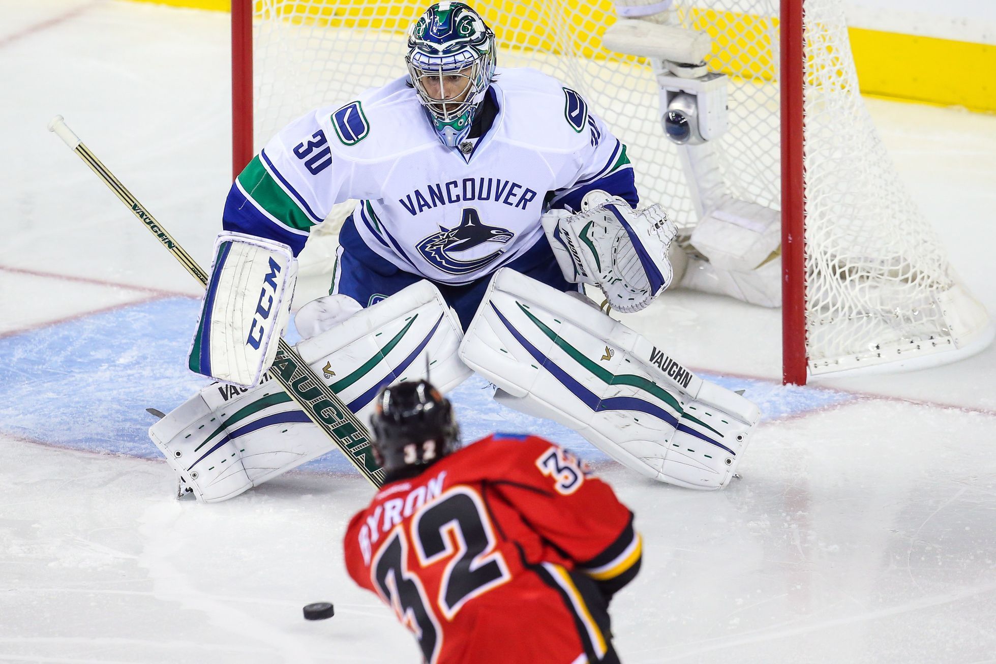 NHL, Calgary - Vancouver: Paul Byron (32) - Ryan Miller (30)