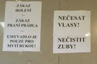 Záchod plný zákazů, pomatená tabule a konečná na hřbitově. Pošlete zajímavou ceduli a vyhrajte