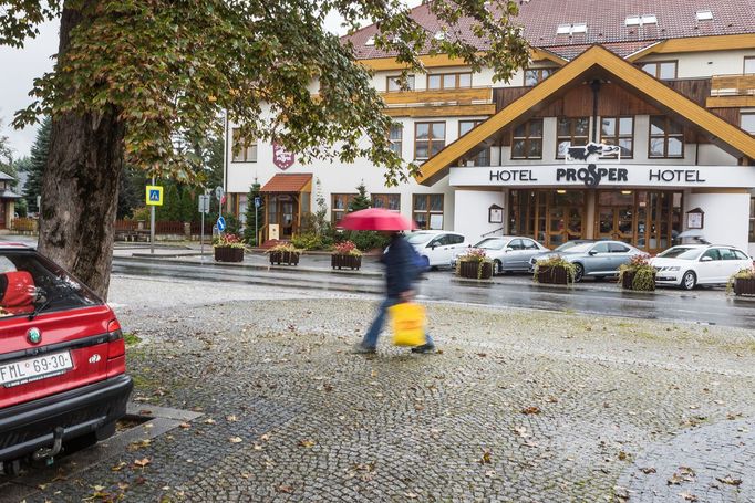 V Čeladné vyrostla v posledních letech řada hotelů. Do obce tak nejen o víkendu přijíždí i řada těch, kdo v obci žádnou nemovitost nevlastní. (2. 10. 2018)