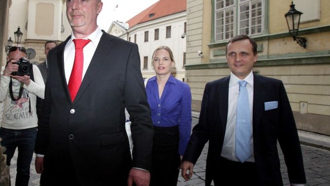 Petr Skokan, Kateřina Klasnová a Vít Bárta před jednáním poslanců VV