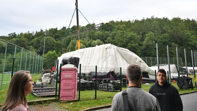 Pořadatelé uklízejí nafukovací stan, ve kterém se v noci na neděli během jihlavského hudebního festivalu v tlačenici u vchodu zranilo několik lidí.