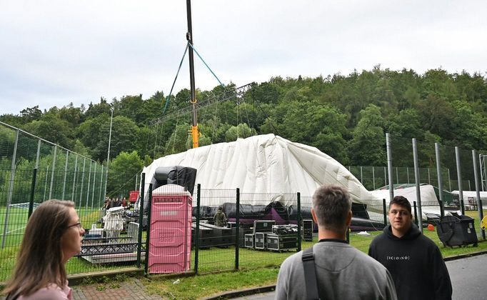 Pořadatelé uklízejí nafukovací stan, ve kterém se v noci na neděli během jihlavského hudebního festivalu v tlačenici u vchodu zranilo několik lidí.