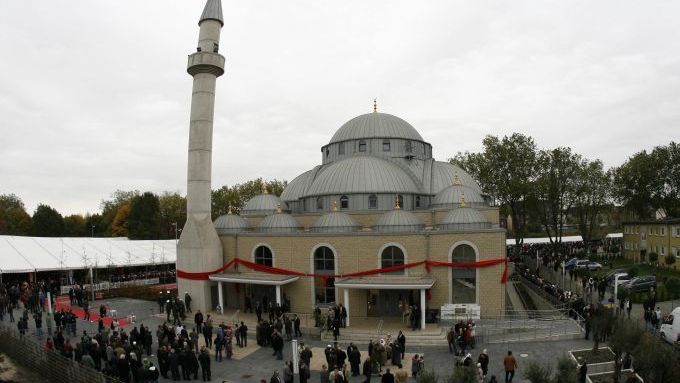 Otevření mešity v Duisburgu, která je největší v Německu, navštívily více než 3,5 tisíce lidí