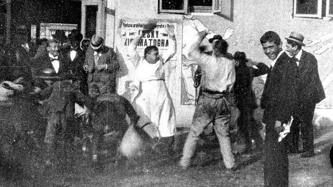 Dalším Kříženeckého raným filmem z roku 1898 je Výstavní párkař a lepič plakátů.
