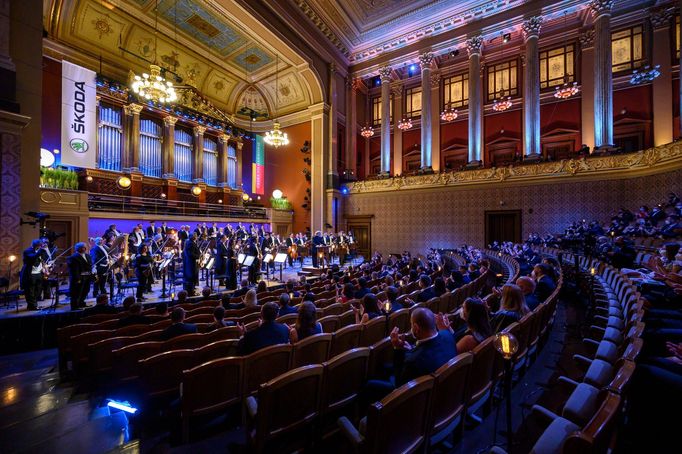 Snímek z pondělního benefičního koncertu České filharmonie.