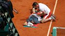 Britský tenista Andy Murray podstupuje ošetření v utkání s Finem Jarkko Nieminenem během 2. kola French Open 2012.