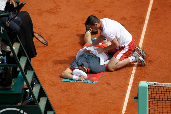 Britský tenista Andy Murray podstupuje ošetření v utkání s Finem Jarkko Nieminenem během 2. kola French Open 2012.