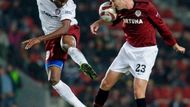 Denis Kovba (Sparta) v hlavičkovém souboji při utkání Evropské ligy.