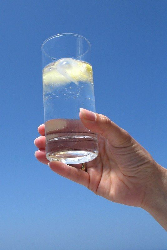 Таблетки и стакан воды. Эстетична картинка воды питьевой. Вода Arvali. Стаканы для воды «символ». Milk and water